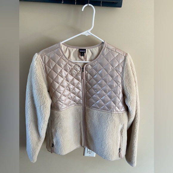 Patagonia Jackets & Blazers - Never worn Patagonia Sherpa/quilted coat